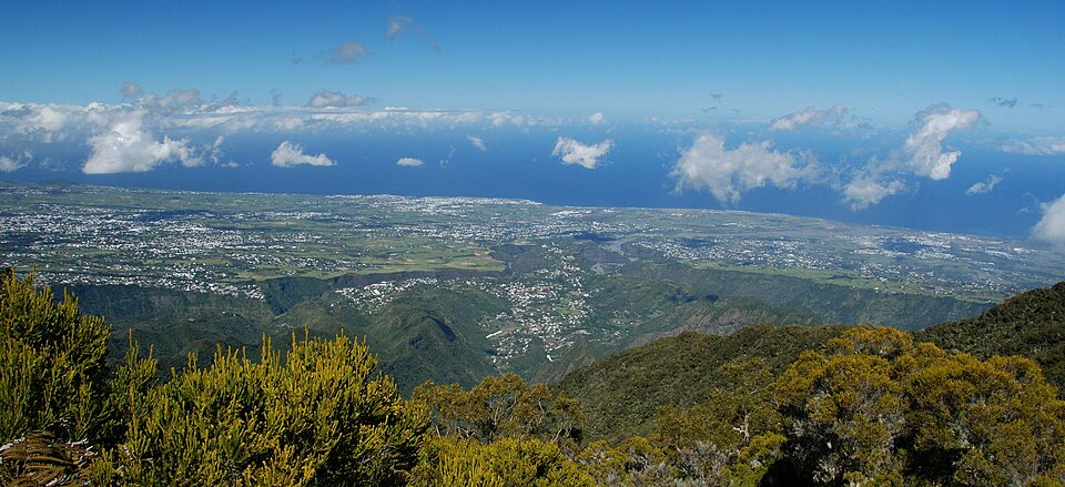 Panorama sur Entre-Deux et ses montagnes