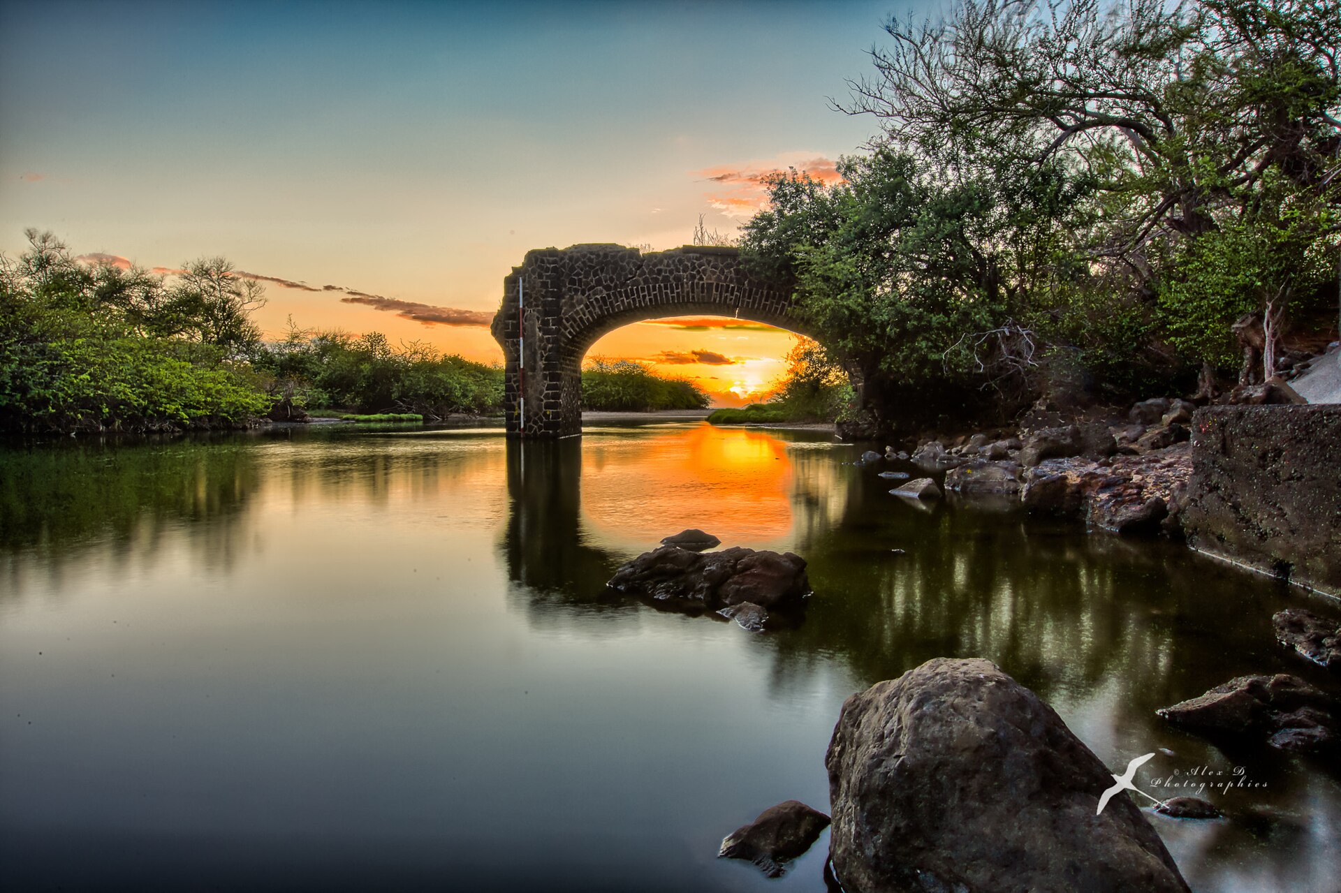 Vestiges de l’ancien chemin de fer à Trois-Bassins au coucher du soleil