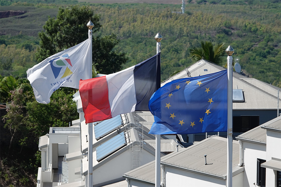 Drapeaux devant un bâtiment municipal des Avirons.