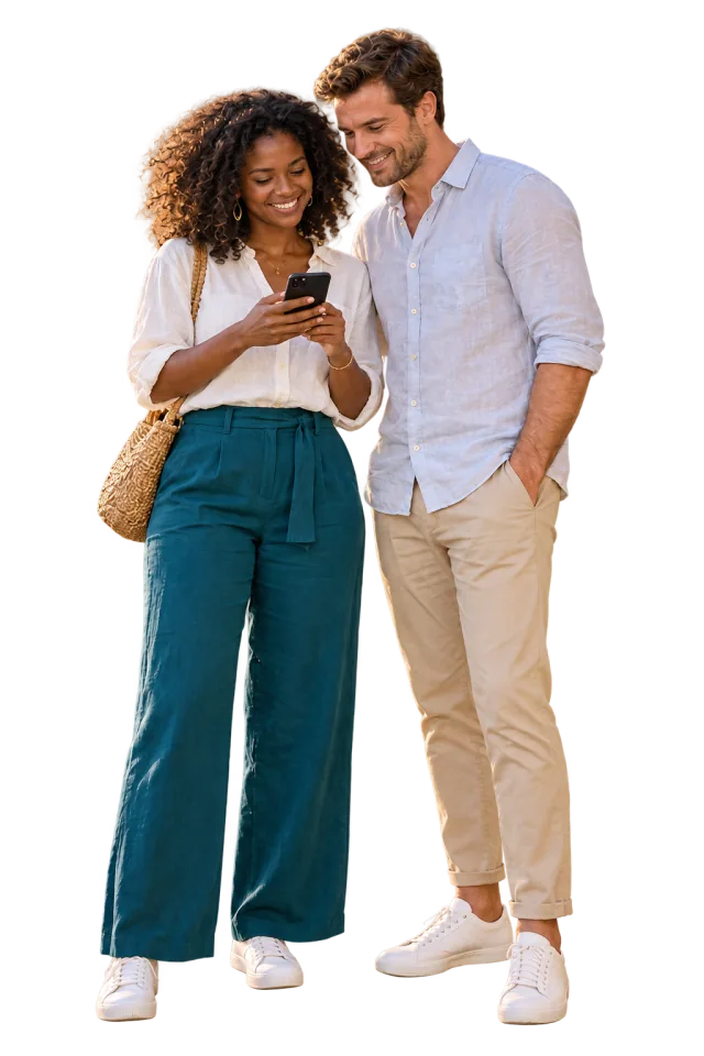 Un couple consulte un téléphone devant une terrasse
