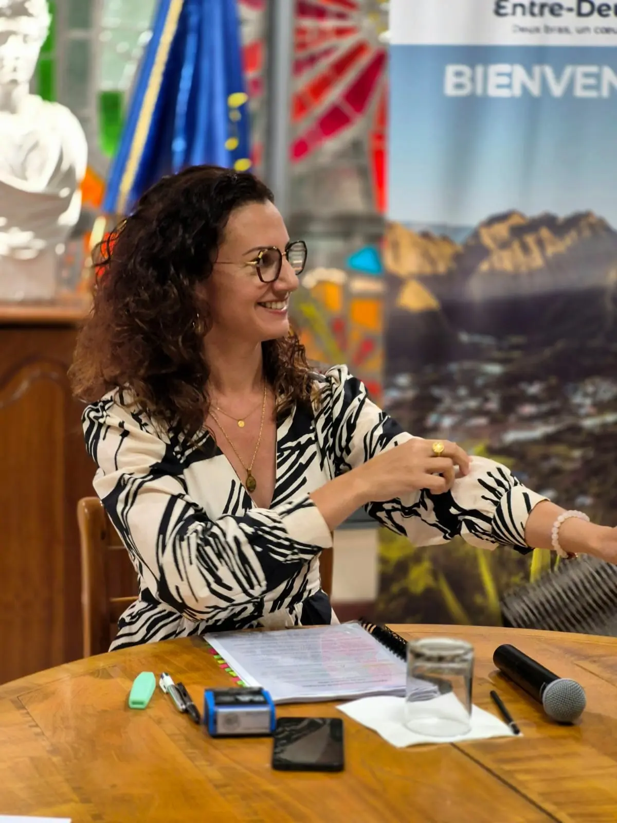 Une participante à la séance du conseil municipal de l’Entre-Deux du 22 octobre 2026