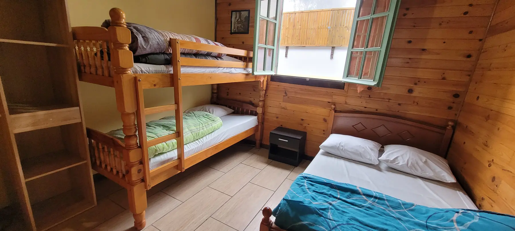 Chambre avec couchages et lit superposé