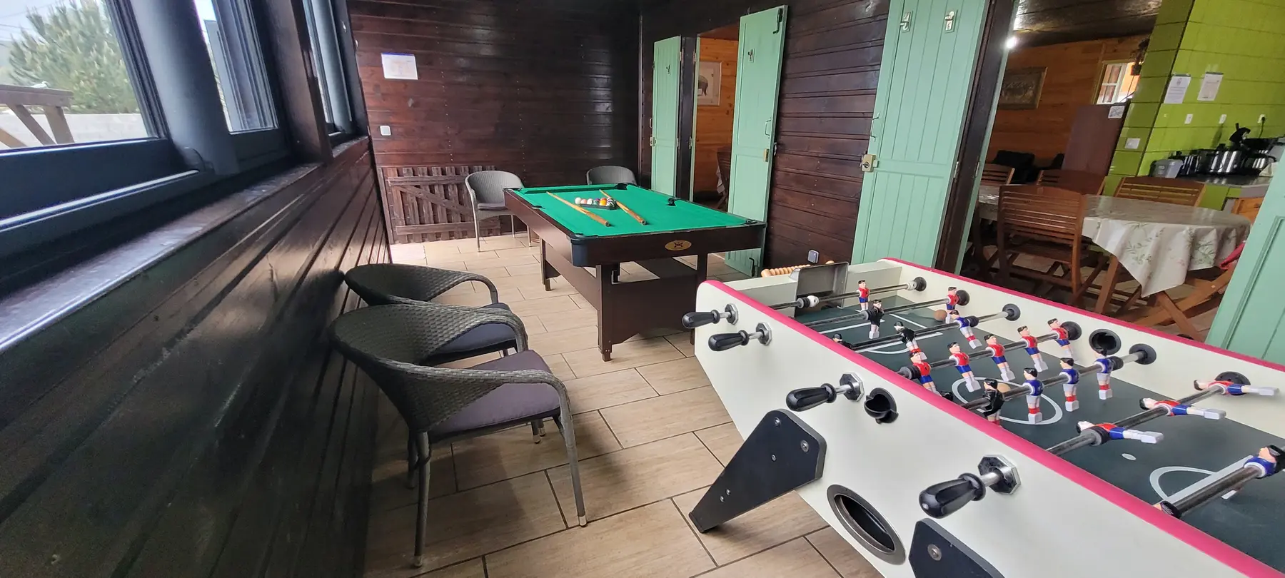 Salle de jeux avec baby-foot et billard