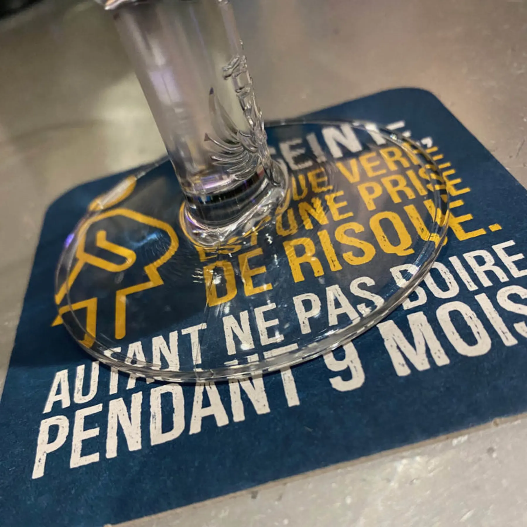 Sous-verre de sensibilisation à l’alcool et à la grossesse de l’opération Tables Jaunes