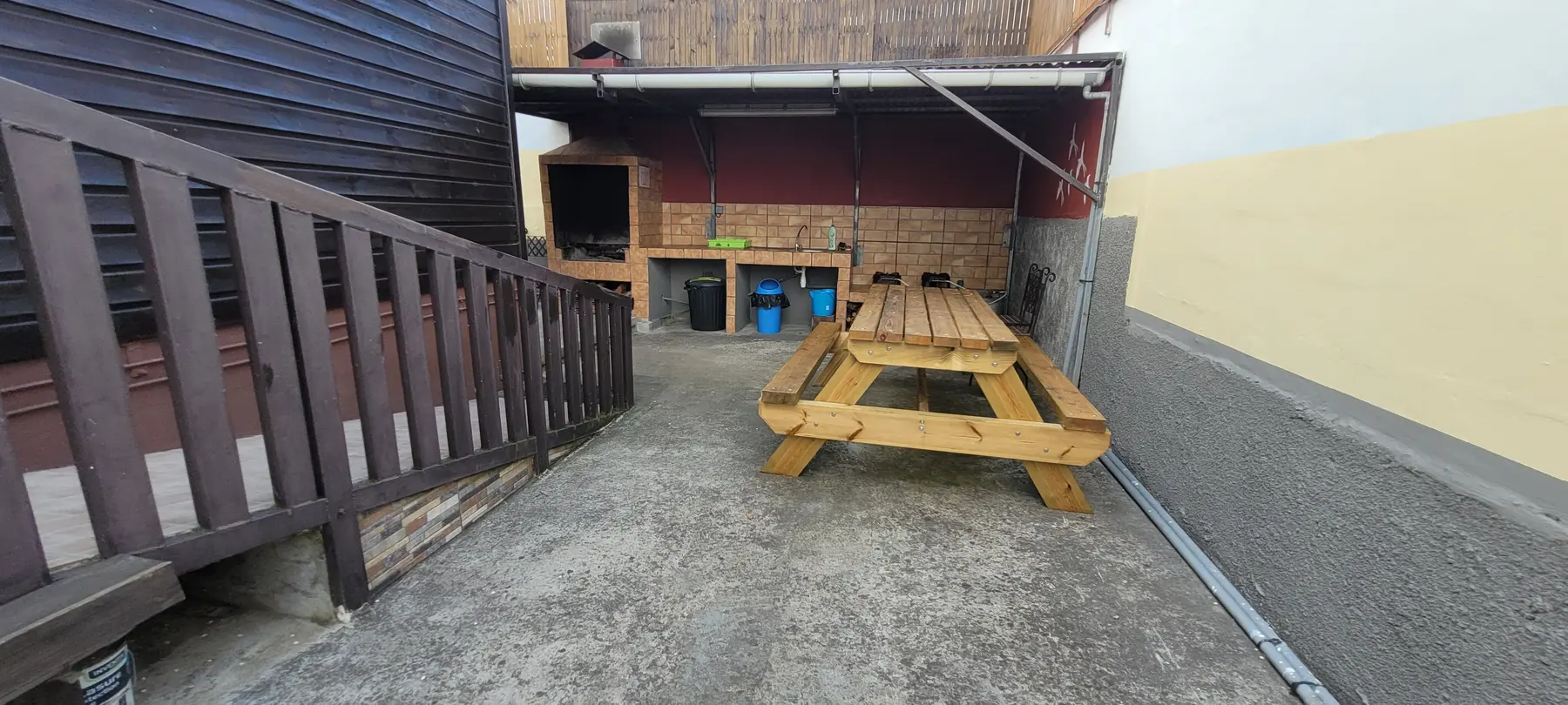 Table sous l’espace extérieur couvert