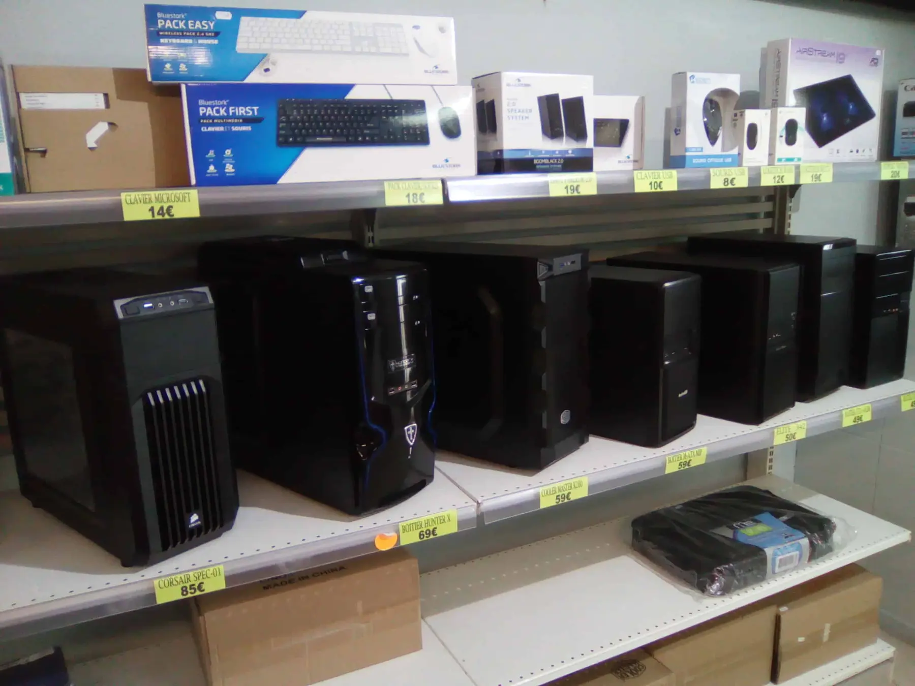 Rayon de matériel informatique chez MIROI : boîtiers PC, claviers, souris et accessoires — photo transmise par Nicolas.