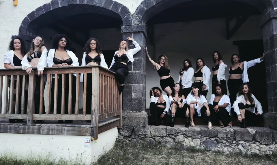 Le groupe Jen’Heels devant les arches.