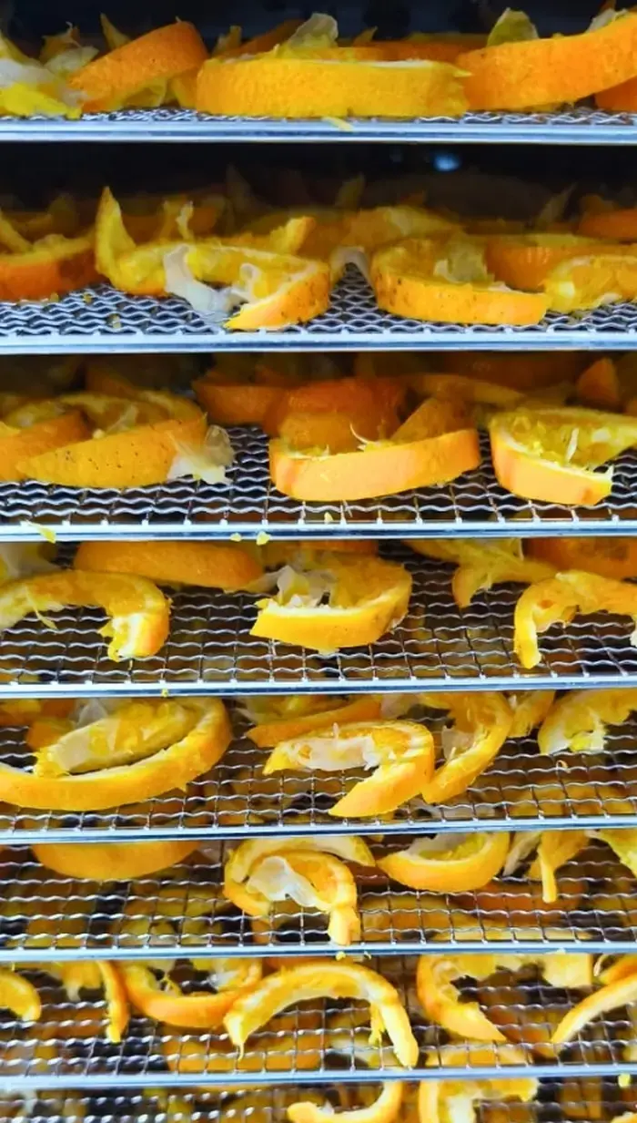Peaux d'oranges péi en cours de déshydratation — Les Délices de Mamie