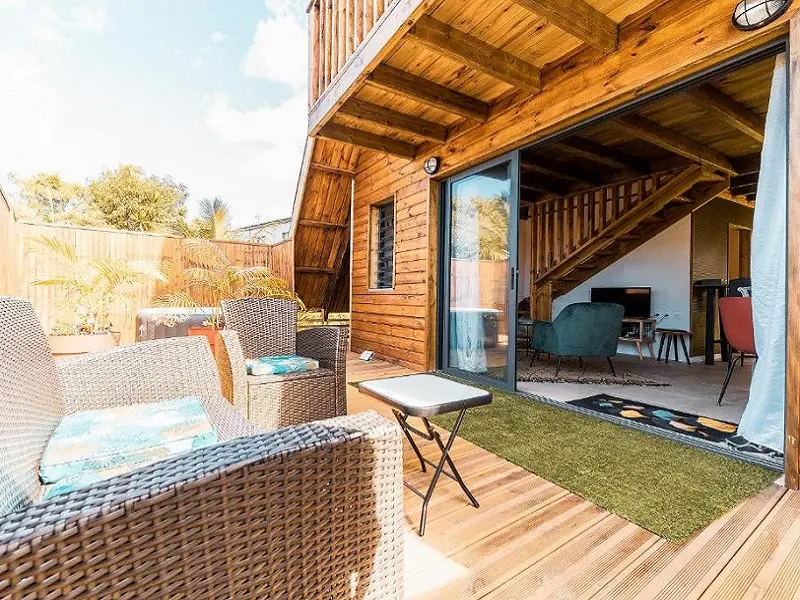 Terrasse en bois et baie vitrée du chalet de L’Île Ô Vert