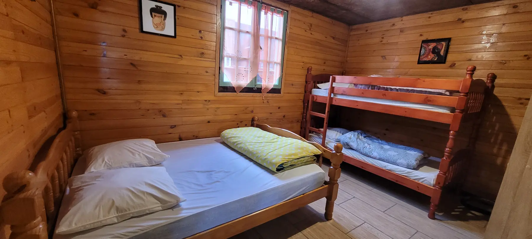 Chambre avec lit double et lit superposé