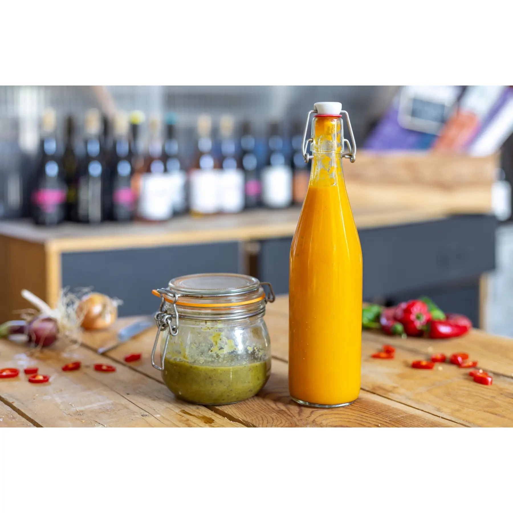 Bocaux de sauces pimentées fermentées aux couleurs vives