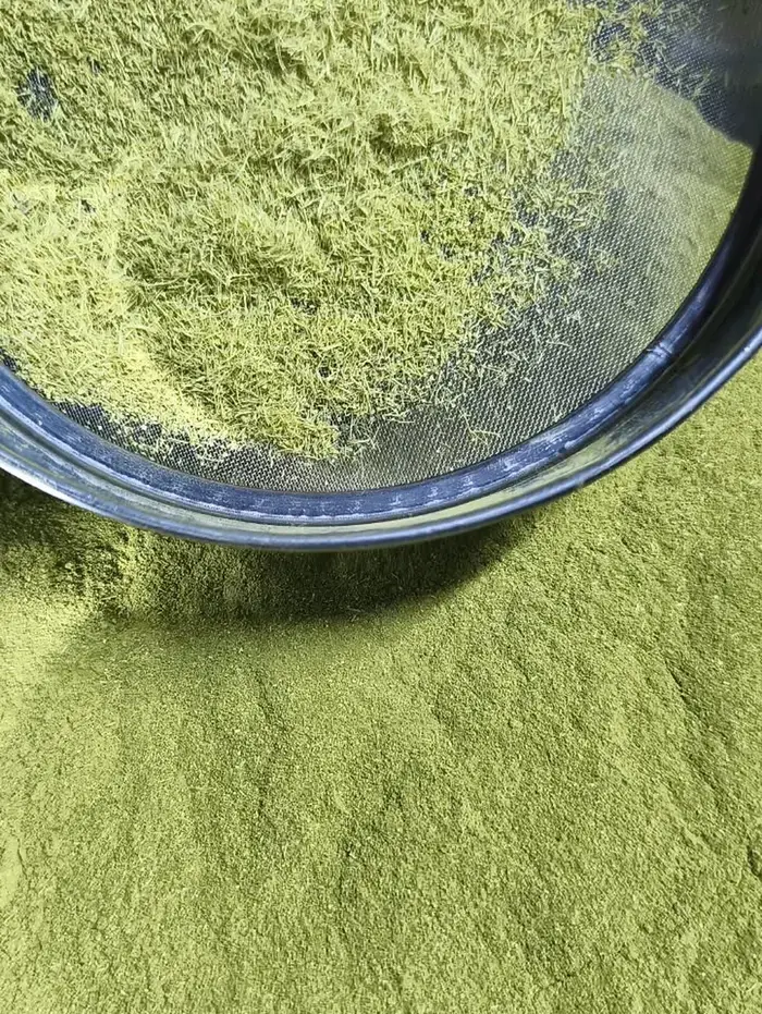 Tamisage de poudre de combava— Les Délices de Mamie