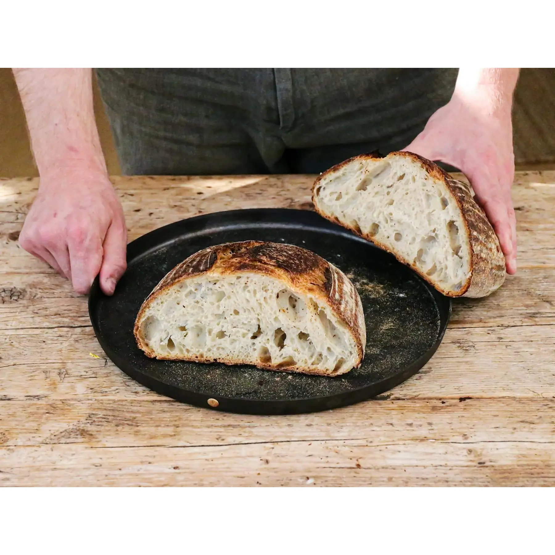 Miche de pain au levain artisanal avec belle croûte dorée