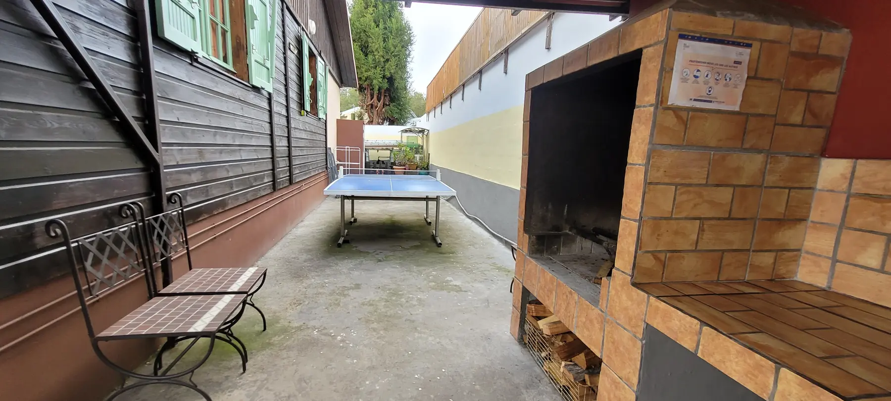 Espace extérieur avec table de ping-pong