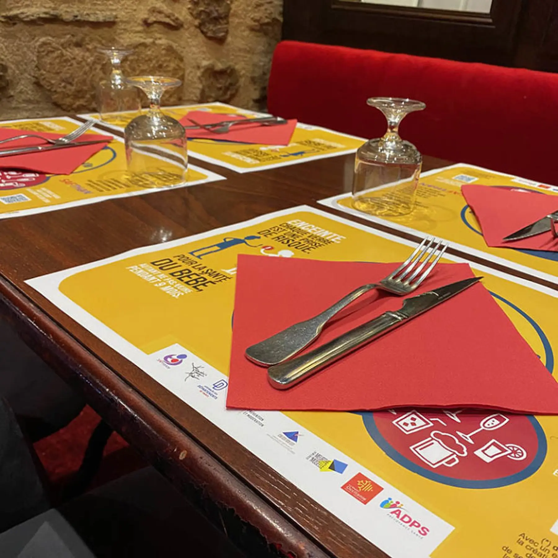 Table de restaurant équipée de sets jaunes de sensibilisation de SAF France